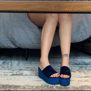 Blue velvet platform Steve Madden sandals 😍😍 
P